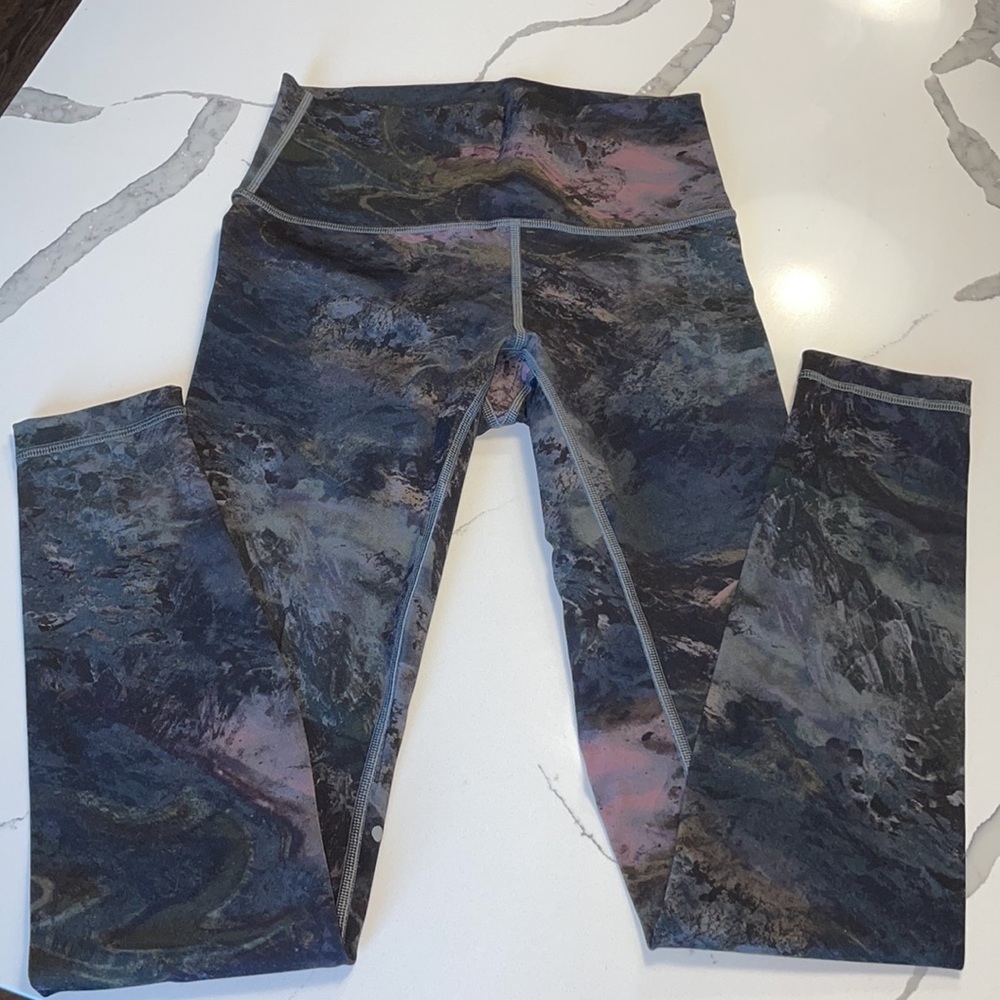 LIKE NEW Lululemon Leggings Sz 4
